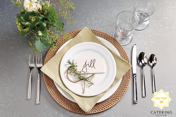 Văn hóa ứng xử và cách phục vụ trên bàn tiệc