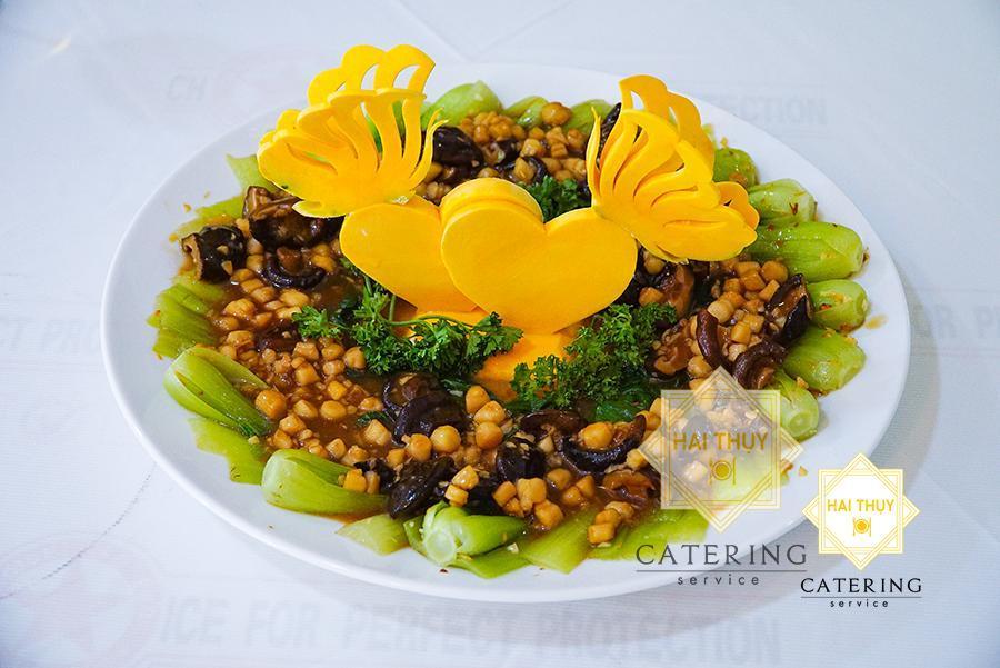 Cách trang trí món ăn cũng nói lên chủ đề của buổi tiệc